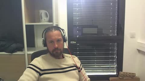 Snapshot of moi9876543210 chatting on 11/17/25, 11:05 Julien online show from 11/17/25, 11:05