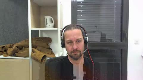 Snapshot of moi9876543210 chatting on 02/05/26, 11:04 Julien online show from 02/05/26, 11:04