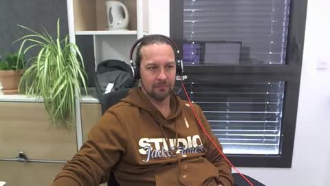 Snapshot of moi9876543210 chatting on 03/13/26, 11:39 Julien online show from 03/13/26, 11:39