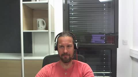 Snapshot of moi9876543210 chatting on 04/27/26, 02:48 Julien online show from 04/27/26, 02:48