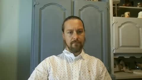 Snapshot of moi9876543210 chatting on 05/26/26, 10:55 Julien online show from 05/26/26, 10:55