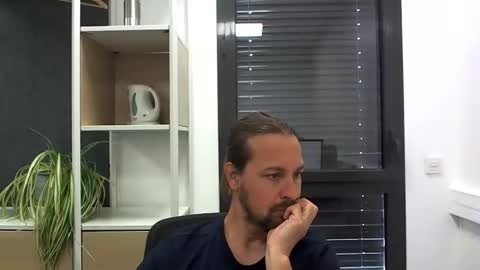 Snapshot of moi9876543210 chatting on 06/08/26, 10:04 Julien online show from 06/08/26, 10:04