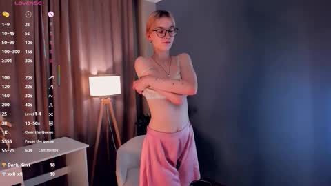 Snapshot of moirebroady chatting on 10/08/25, 01:25 Laura online show from 10/08/25, 01:25