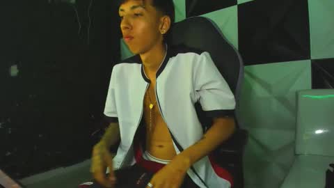 Snapshot of moises_carter chatting on 05/13/26, 01:58 Moises online show from 05/13/26, 01:58