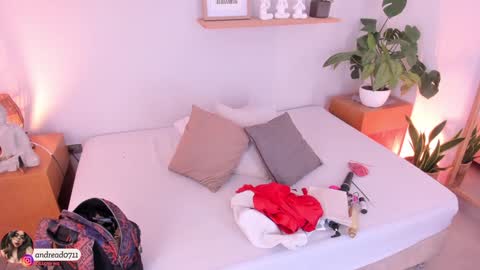 M o L l i E  online show from 02/05/25, 11:55