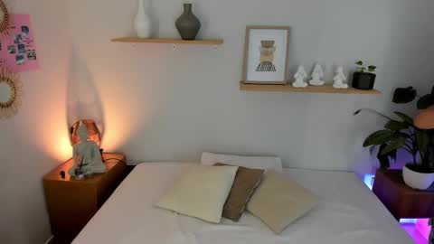 M o L l i E  online show from 03/07/25, 12:12