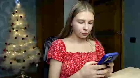 Snapshot of molli_and_tom chatting on 01/10/25, 08:26 Bitcoin 1P8NuZxsaNsQTx7wJJJ7Ao1mic4nvJPVLC online show from 01/10/25, 08:26