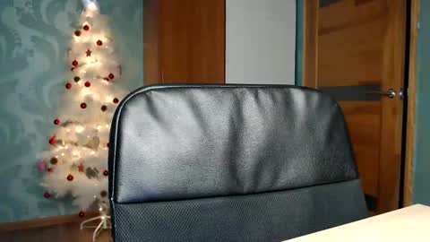 Snapshot of molli_and_tom chatting on 01/10/25, 11:29 Bitcoin 1P8NuZxsaNsQTx7wJJJ7Ao1mic4nvJPVLC online show from 01/10/25, 11:29