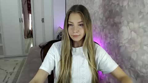 Snapshot of molli_and_tom chatting on 10/18/25, 03:35 Bitcoin 1P8NuZxsaNsQTx7wJJJ7Ao1mic4nvJPVLC online show from 10/18/25, 03:35