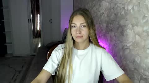 Snapshot of molli_and_tom chatting on 10/23/25, 03:11 Bitcoin 1P8NuZxsaNsQTx7wJJJ7Ao1mic4nvJPVLC online show from 10/23/25, 03:11