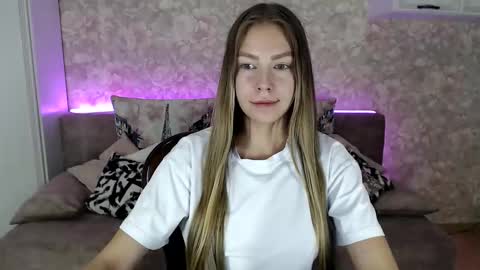 Snapshot of molli_and_tom chatting on 11/23/25, 09:36 Bitcoin 1P8NuZxsaNsQTx7wJJJ7Ao1mic4nvJPVLC online show from 11/23/25, 09:36