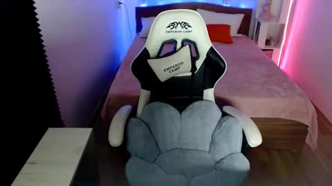 Molly Prvt is open online show from 03/05/25, 08:54