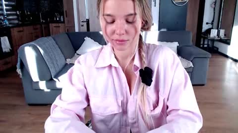 Snapshot of molly_bell chatting on 03/11/26, 01:17 Molly online show from 03/11/26, 01:17