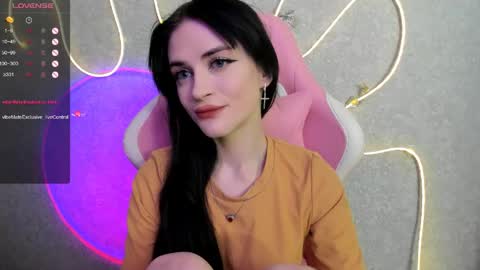Snapshot of molly_crystall chatting on 05/18/26, 04:07 Molly - online show from 05/18/26, 04:07