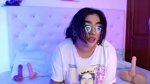 Snapshot of molly_curvyhot chatting on 11/20/25, 02:50 molly_curvyhot online show from 11/20/25, 02:50