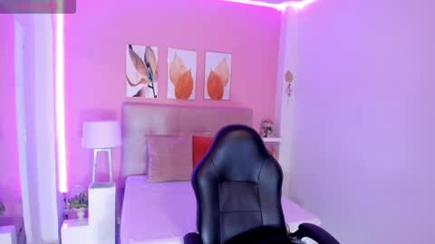 Snapshot of molly_h0t chatting on 04/09/26, 12:32 online show from 04/09/26, 12:32