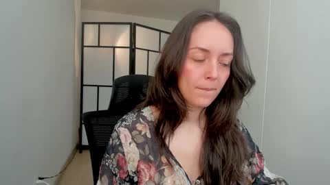   MOLLY   online show from 12/04/25, 04:05