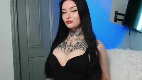 Snapshot of molly_montanaaa chatting on 04/20/26, 09:23 Lina online show from 04/20/26, 09:23