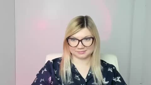 Molly online show from 11/06/25, 01:23