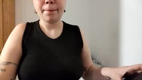 Snapshot of molly_popp chatting on 10/21/25, 11:27 Molly Pop online show from 10/21/25, 11:27