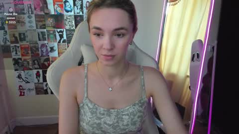 Snapshot of mollydevonn chatting on 09/15/25, 01:27 Molly online show from 09/15/25, 01:27