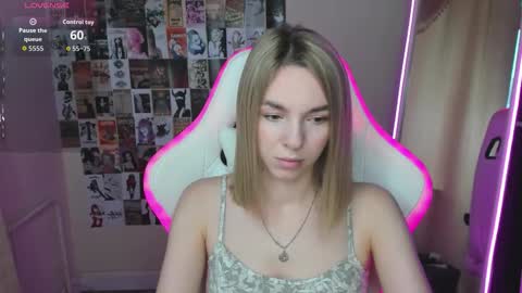 Snapshot of mollydevonn chatting on 09/28/25, 01:22 Molly online show from 09/28/25, 01:22