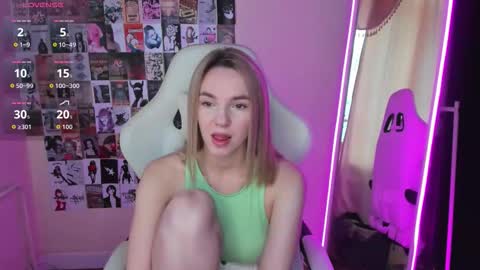 Snapshot of mollydevonn chatting on 10/07/25, 01:25 Molly online show from 10/07/25, 01:25