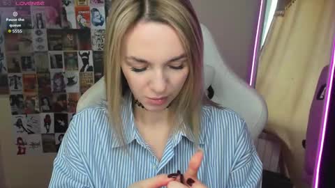 Snapshot of mollydevonn chatting on 10/17/25, 01:20 Molly online show from 10/17/25, 01:20