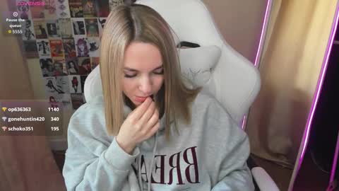 Snapshot of mollydevonn chatting on 10/19/25, 08:15 Molly online show from 10/19/25, 08:15