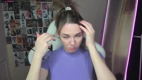 Snapshot of mollydevonn chatting on 10/21/25, 01:50 Molly online show from 10/21/25, 01:50