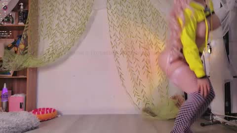 Snapshot of mollyflwers chatting on 03/25/26, 04:35 mollychan online show from 03/25/26, 04:35