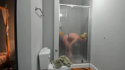 Snapshot of mollyharttt chatting on 09/15/25, 07:03 mollyharttt online show from 09/15/25, 07:03