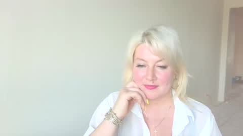 Snapshot of mollyjoyq chatting on 05/17/26, 03:52 Mollyjoyq online show from 05/17/26, 03:52