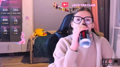 Snapshot of mollylollipop20 chatting on 12/18/25, 02:06 KIRA online show from 12/18/25, 02:06