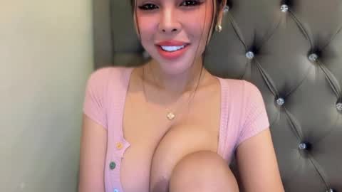 Snapshot of mollysky_smith chatting on 02/05/26, 02:00 molly online show from 02/05/26, 02:00