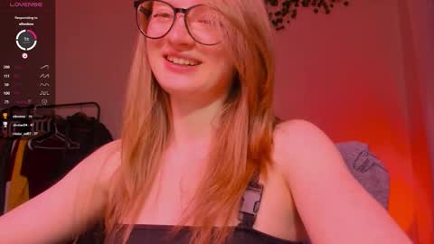 Snapshot of mollytucker chatting on 10/28/25, 03:25 mollytucker online show from 10/28/25, 03:25
