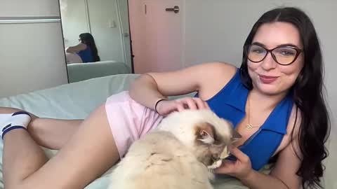 Molly online show from 10/01/25, 11:22