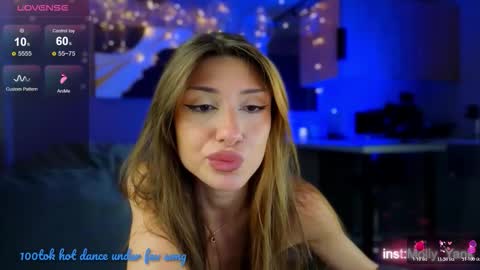 Snapshot of mollyyank chatting on 10/17/25, 03:25 Molly online show from 10/17/25, 03:25