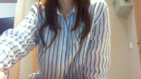 Snapshot of momentbeforedown chatting on 11/02/25, 05:15 Hailey online show from 11/02/25, 05:15