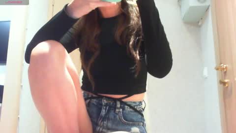 Snapshot of momentbeforedown chatting on 11/15/25, 03:37 Hailey online show from 11/15/25, 03:37