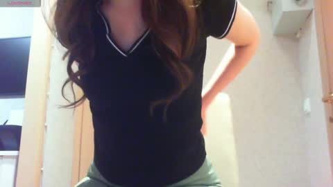 Snapshot of momentbeforedown chatting on 11/29/25, 05:05 Hailey online show from 11/29/25, 05:05