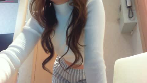 Snapshot of momentbeforedown chatting on 02/01/26, 09:35 Hailey online show from 02/01/26, 09:35