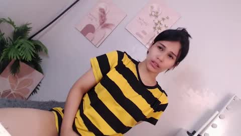Snapshot of momi_khem019 chatting on 04/18/26, 05:33 MOMIKHEM online show from 04/18/26, 05:33