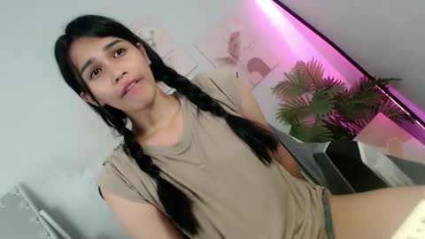 Snapshot of momi_khem019 chatting on 05/14/26, 04:47 MOMIKHEM online show from 05/14/26, 04:47