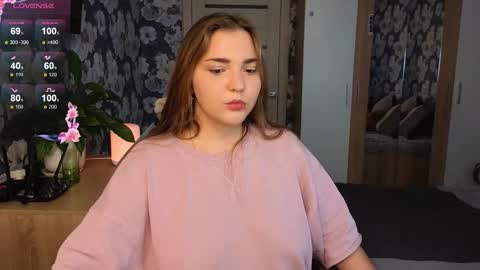 Snapshot of momiji_i chatting on 10/02/25, 10:33 Leah online show from 10/02/25, 10:33