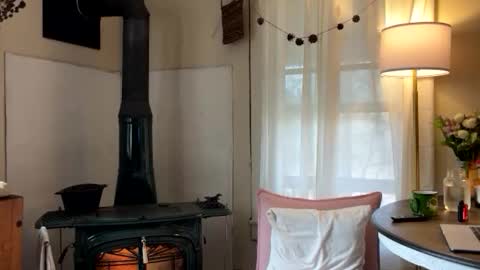 Mia  online show from 11/21/25, 01:54