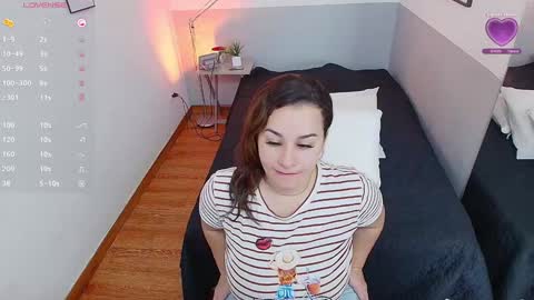 Snapshot of mommyissuess_ chatting on 01/20/25, 07:46 Daphne  online show from 01/20/25, 07:46