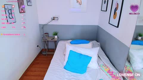 Snapshot of mommyissuess_ chatting on 01/23/25, 08:13 Daphne  online show from 01/23/25, 08:13