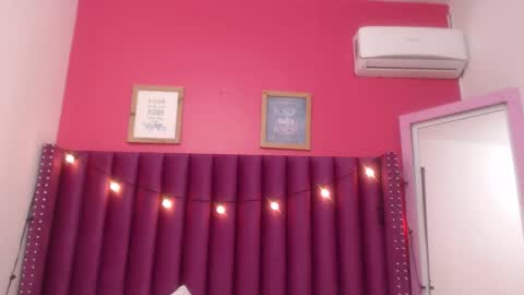 Snapshot of mommyissuess_ chatting on 02/26/25, 06:37 Daphne  online show from 02/26/25, 06:37