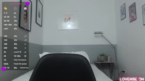 Snapshot of mommyissuess_ chatting on 03/09/25, 10:19 Daphne  online show from 03/09/25, 10:19